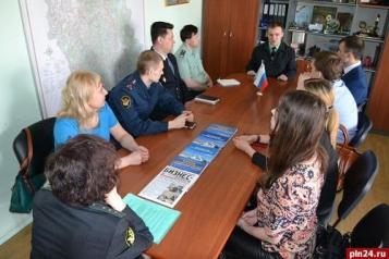 Пресс-службы силовых структур принимал главный судебный пристав Псковской области