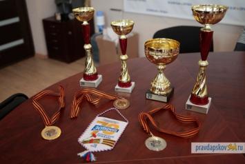 Презентованы кубки и медали Эстафеты на призы «Псковской правды»