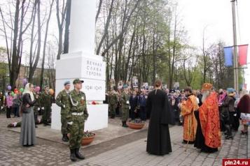 Лев Шлосберг на митинге у мемориала воинов-освободителей Пскова: Я хочу пожелать, чтобы никто не погибал на войнах