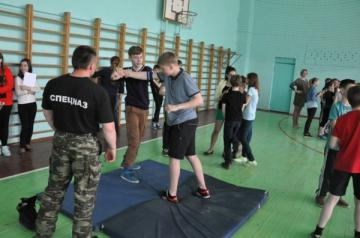 Бойцы «Зубра» показали элементы рукопашного боя учащимся Псковского педагогического комплекса