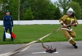 В Великих Луках проходят соревнования по пожарно-прикладному спорту