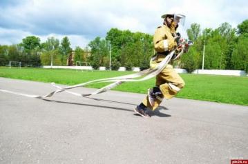 В Великих Луках проходят соревнования по пожарно-прикладному спорту