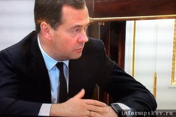Медведев появился на совещании у Путина в часах Apple Watch